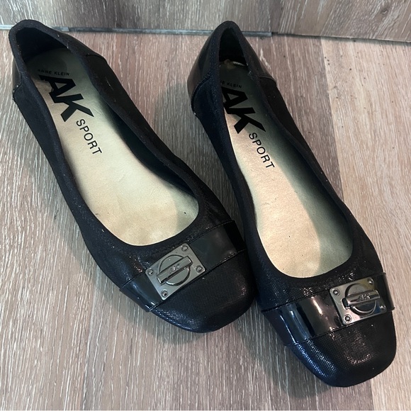 Anne Klein AK Sport Black Flats with Hardware Accent - Picture 1 of 9